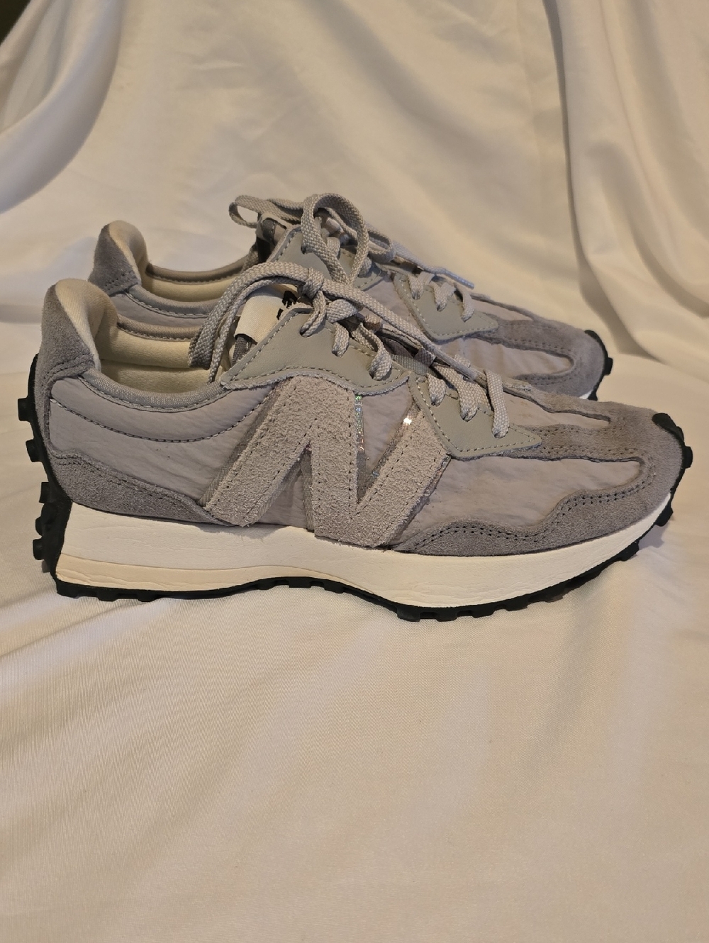 New Balance Womens Size 6.5 Light Grey Suede & Nylon Sneakers . Like NEW